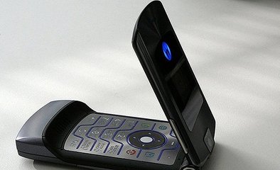 摩托罗拉RAZR折叠手机曝光:配柔性屏售价超万元,年内上市